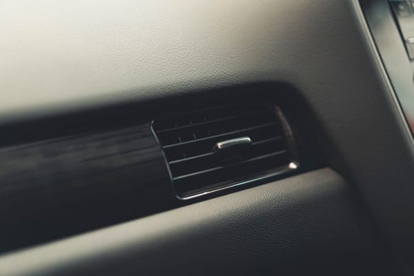 Klimatyzacja w aucie dmucha letnim, ale śmierdzi? Czas na serwis, zanim zrobi się 35 stopni