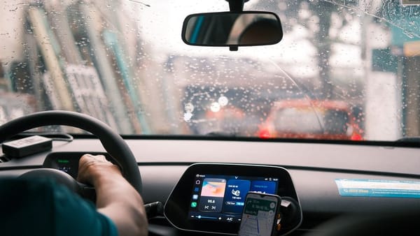 Aquaplaning — jak go unikać i jak reagować