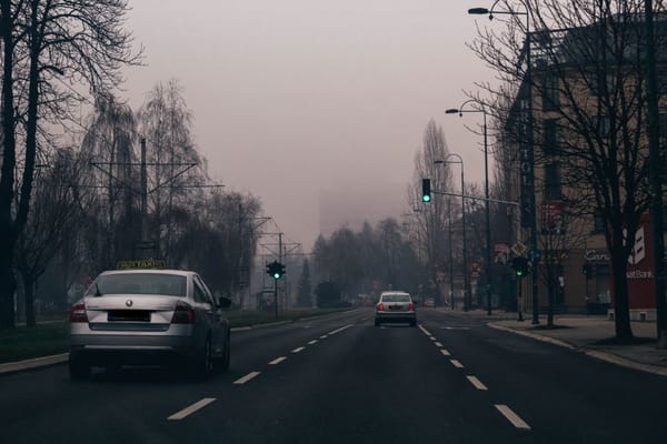 Mgła i jazda po zmroku: jak ustawić światła i tempo, żeby dojechać
