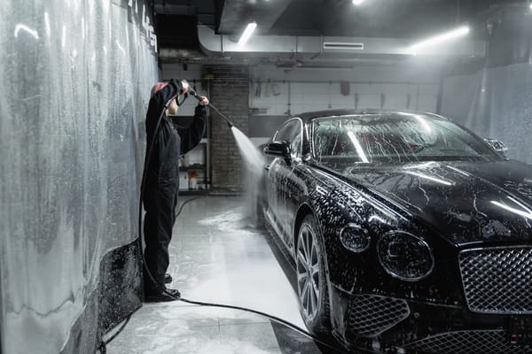 Mycie i pielęgnacja lakieru — jak nie zniszczyć auta