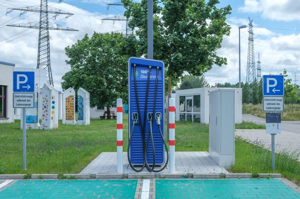 Wakacje elektrykiem 2026: ładowanie w trasie bez niespodzianek