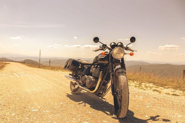 Motocyklem na wakacje 2026: co naprawdę zawodzi latem i jak się na to przygotować